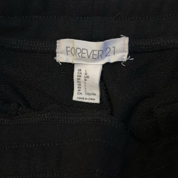 Black jogger with pearl edge accent along the outer seam - Picture 4 of 10